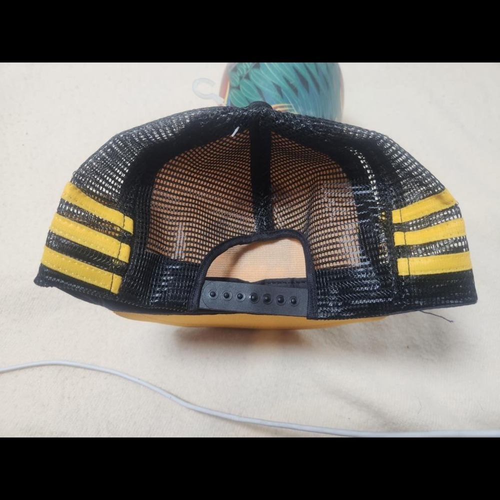 Vtg RARE Iowa Hawkeyes 3 Stripe Trucker Hat‎ SnapBack Yellow Puff Print Bear - Picture 3 of 3
